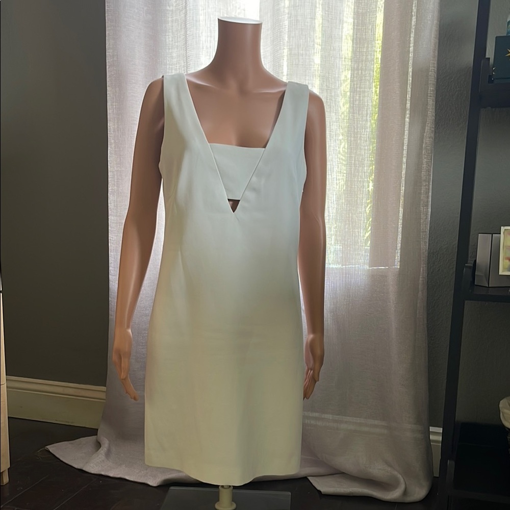Trina Turk modern cutout off-white women’s dress sz 8, like new, elegant & fun